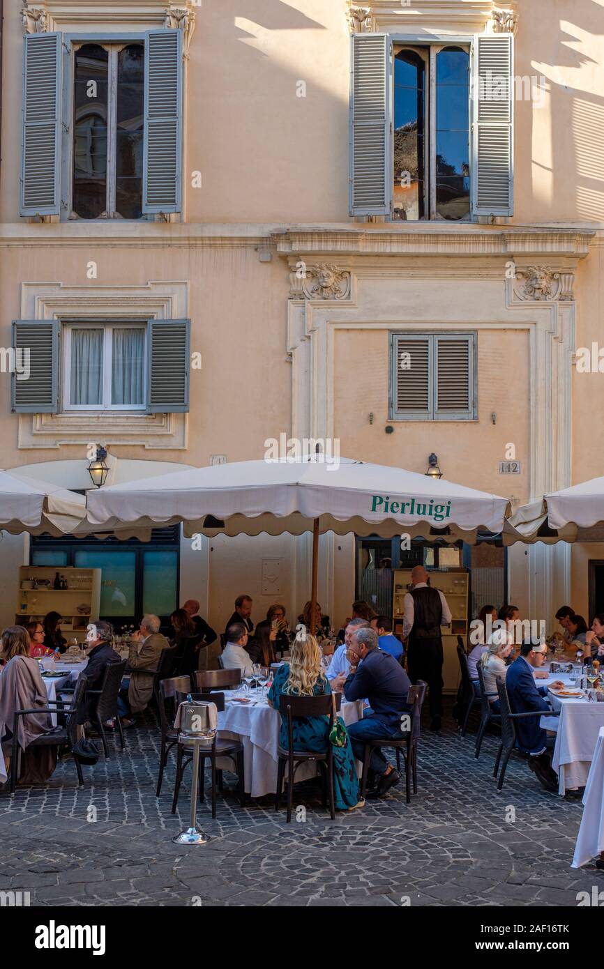 Rom Straßen, Touristen, Essen im Freien, Pierluigi Italienisches Restaurant, Piazza de' Ricci, Regola, Rom, Italien Stockfoto