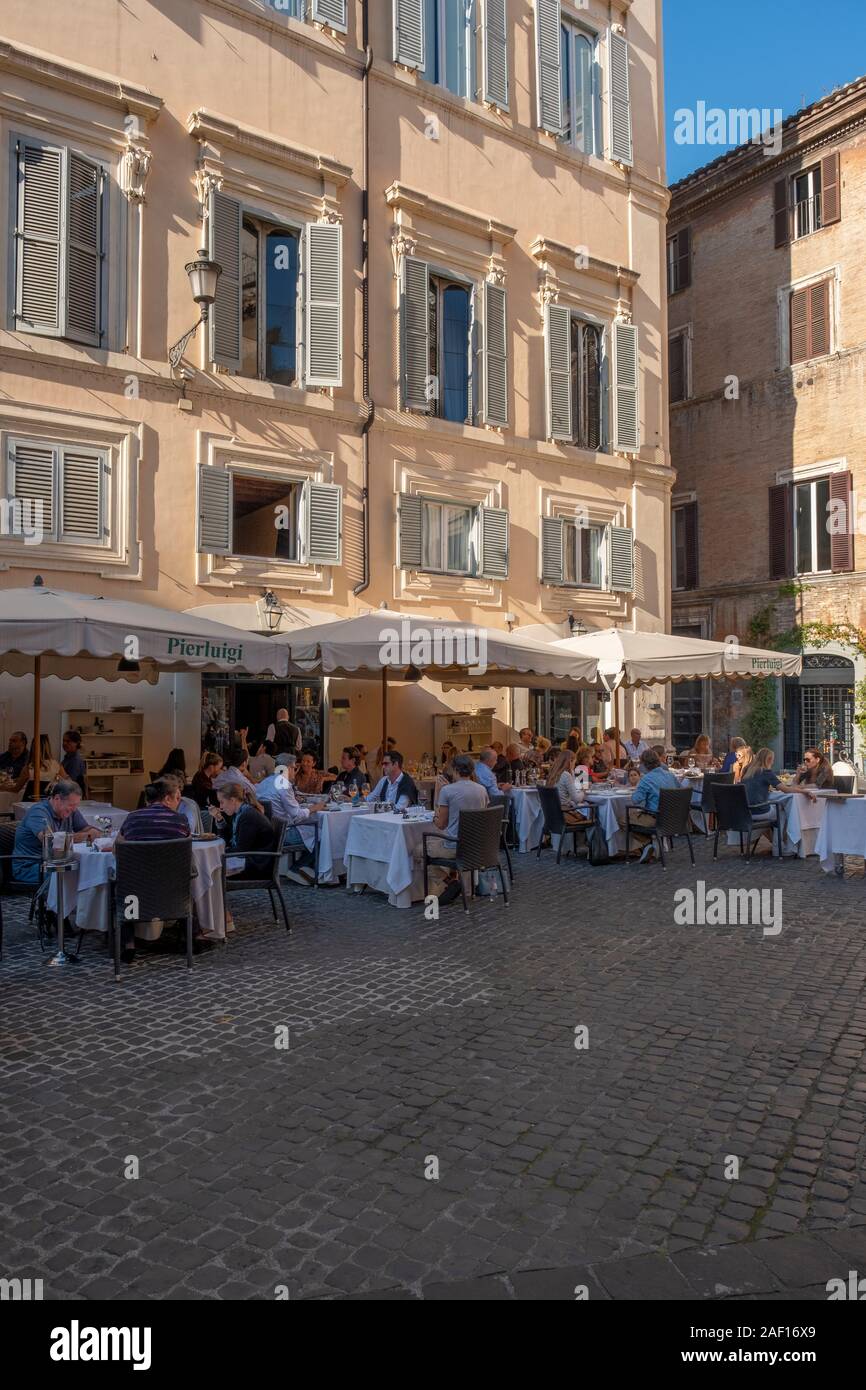 Rom Straßen, Touristen, Essen im Freien, Pierluigi Italienisches Restaurant, Piazza de' Ricci, Regola, Rom, Italien Stockfoto