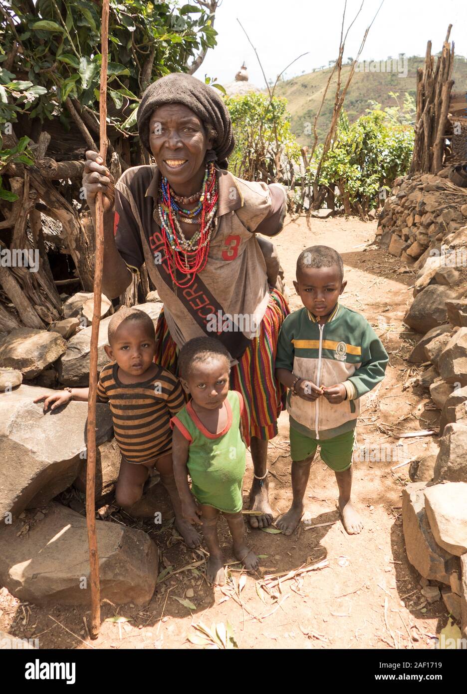 Auch ein äthiopischer Konso Stammes Frau und drei Kindern in der Konso Dorf als ethnische Gruppe in der Omo Valley im südlichen Äthiopien eine Welt, die Er bekannte Stockfoto