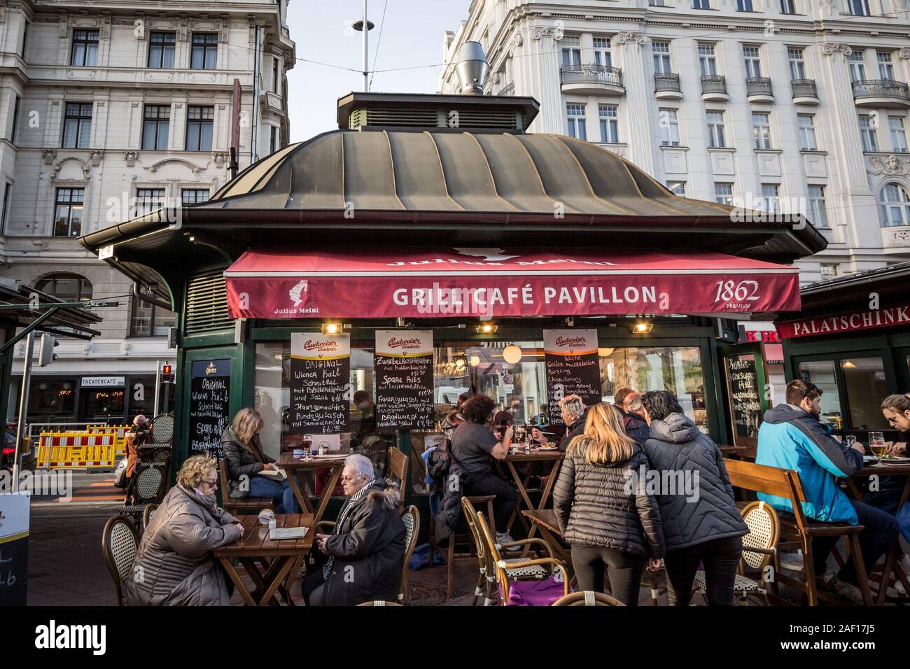 Wien, ÖSTERREICH - NOVEMBER 6, 2019: Leute sitzen und trinken auf der Terrasse der Grill cafe Pavillon im Winter in der Naschmarkt, einer der Stockfoto