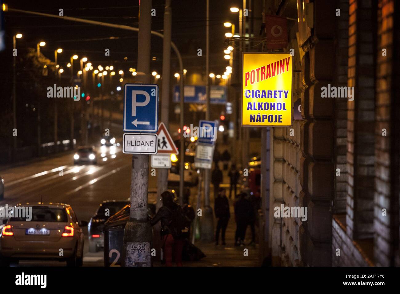 Prag, Tschechien - NOVEMBER 3, 2019: Convenience Store (potraviny) Verkauf von Alkohol, Getränke, Zigaretten und Tabakwaren in der Nacht. Die Tschechische Republik hat Stockfoto