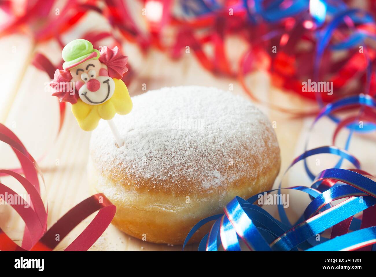 Donut und Party Luftschlangen für Karneval Stockfoto