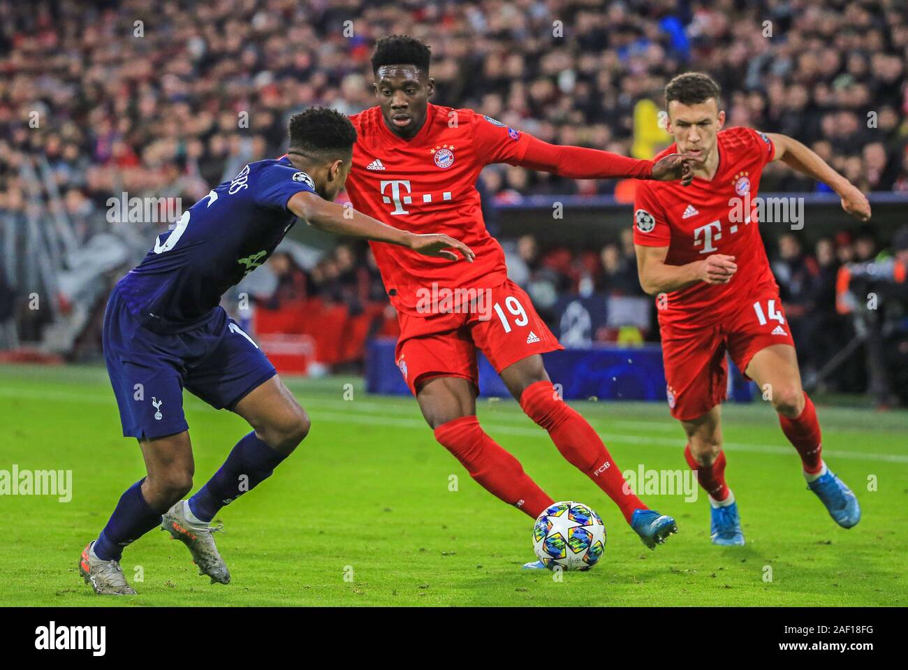 München, Deutschland. 11 Dez, 2019. Alphonso Davies (C) der Bayern München Mias mit Kyle Walker-Peters (L) von Tottenham Hotspur während der UEFA Champions League Gruppe B Spiel zwischen dem FC Bayern München in Deutschland und Tottenham Hotspur FC von England in München, Deutschland, am Dez. 11, 2019. Credit: Philippe Ruiz/Xinhua/Alamy leben Nachrichten Stockfoto