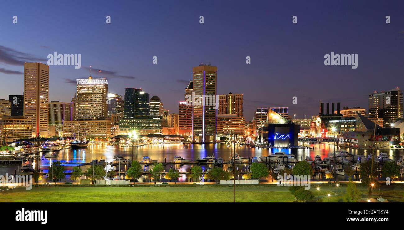 Blick auf die Baltimore Inner Harbor und die Skyline in der Dämmerung vom Federal Hill, USA Stockfoto