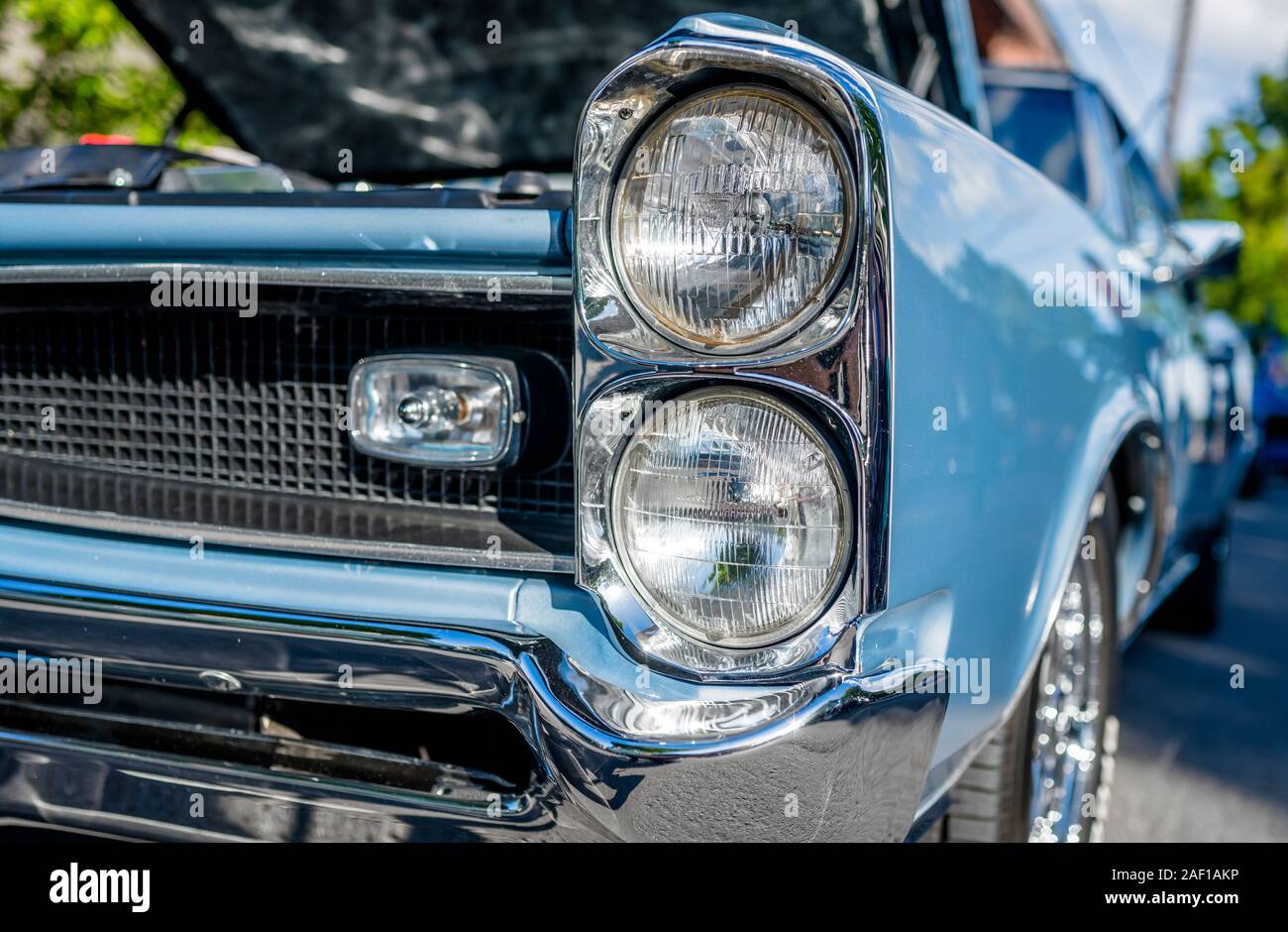 Blue Vintage Retro Auto mit Chrom Teile, die Aufmerksamkeit der Besucher der Antike nicht nur in einem hervorragenden Zustand des Autos und Muscle Car sh Stockfoto