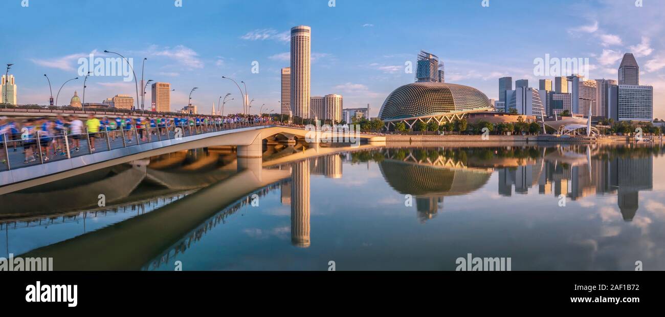 Panoramablick auf die Marina Bay und der Uferpromenade als Läufer in den jährlichen Singapur Marathon cross der Jubilee Bridge. Stockfoto