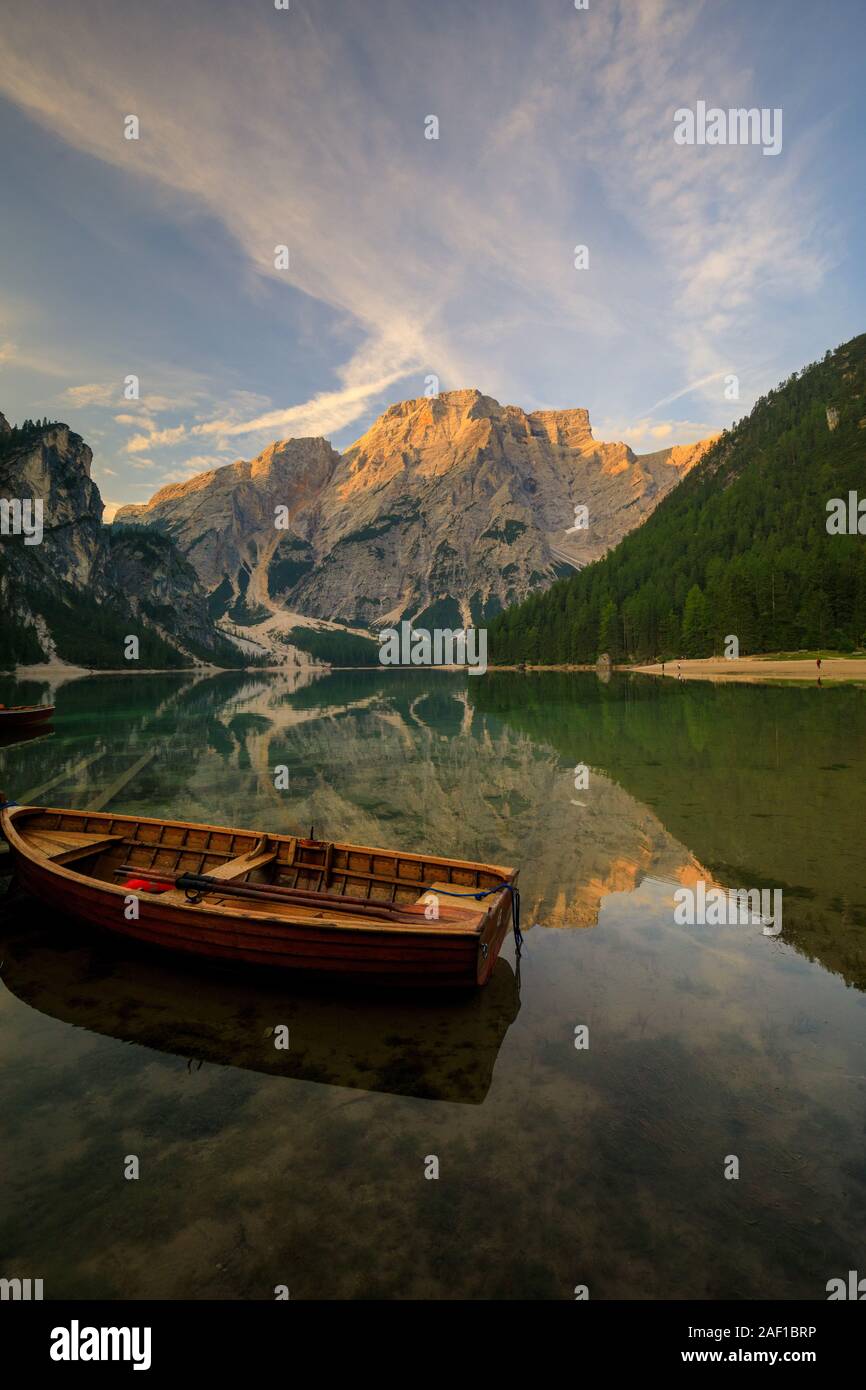 Boote und Konstruktion in der Pragser See mit kristallklarem Wasser im Hintergrund der Seekofel Berg in den Dolomiten im Morgen, Slip, Italien Pragser Wildsee Stockfoto