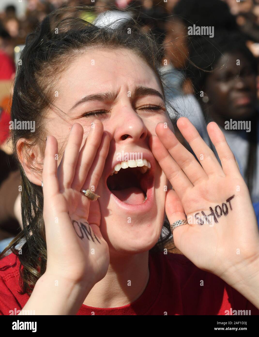 Washington, United States. 12 Dez, 2019. Eine junge Frau schreit wie Studenten der Washington, DC Bereich Bühne eine Arbeitsniederlegung und März aus Protest gegen die Waffengewalt in Washington, DC, am 14. März 2019. Die Gruppe sammelte im Weißen Haus und dem Capitol marschierten. Foto von Pat Benic/UPI Quelle: UPI/Alamy leben Nachrichten Stockfoto