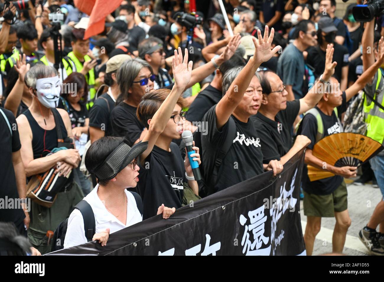 Hongkong, China. 12 Dez, 2019. Ehemalige Politiker Lee Cheuk-yan und andere Politiker und Aktivisten halten bis fünf Finger die fünf Forderungen der Protestbewegung in Hongkong am 1. Oktober 2019 zu bedeuten. Foto von Thomas Maresca/UPI Quelle: UPI/Alamy leben Nachrichten Stockfoto