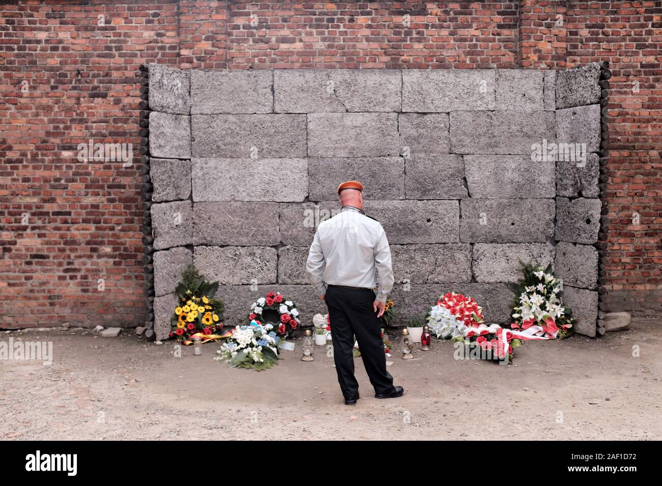 Oswiecim, Polen. 12 Dez, 2019. Ein israelischer Soldat steht vor der Tod Wand in der ehemaligen Deutschen NS-Konzentrationslager Auschwitz in Oswiecim, Polen, am Donnerstag, den 1. August 2019. Auschwitz war das größte Konzentrationslager und diente ab Juni 1940 - Januar 1945. Historiker schätzen, dass 1,1 Millionen Menschen ermordet wurden. Foto von Debbie Hill/UPI Quelle: UPI/Alamy leben Nachrichten Stockfoto