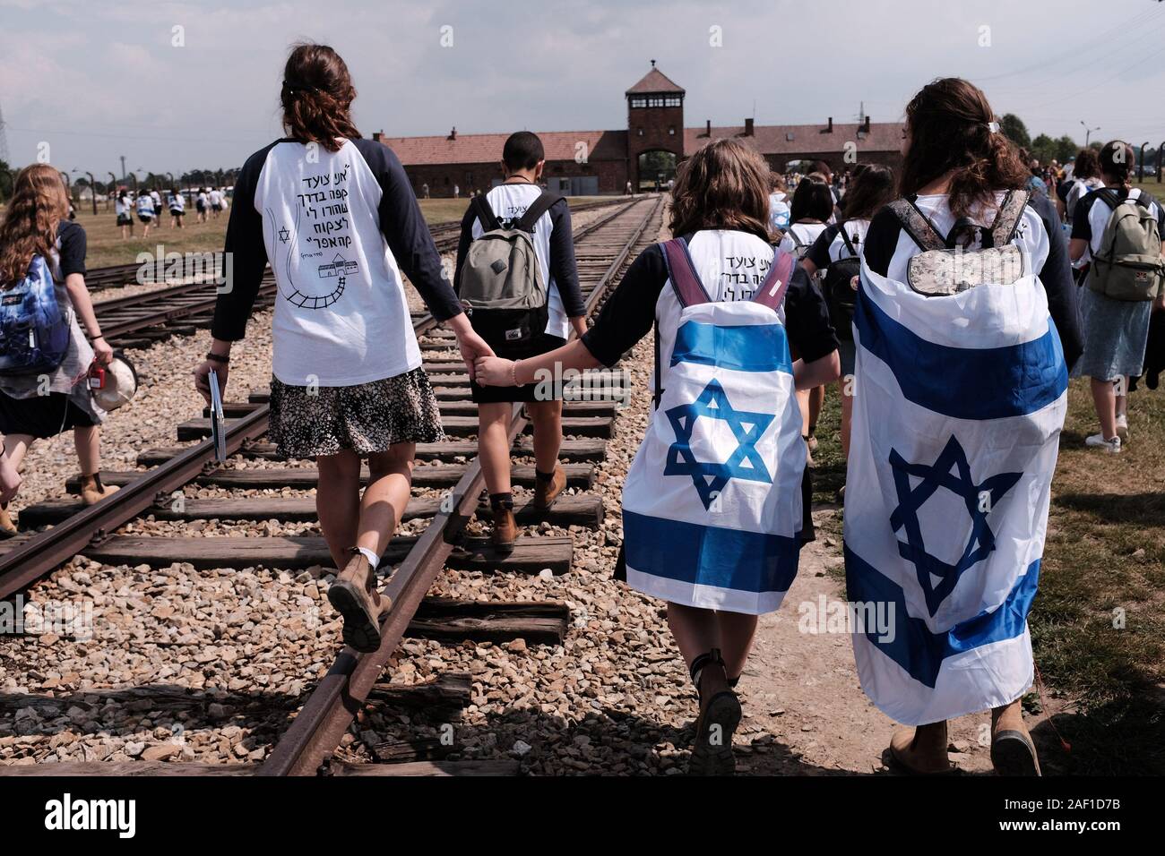 Oswiecim, Polen. 12 Dez, 2019. Israelische Jugendliche tragen die Flagge beim Gehen auf die Bahn, dass Juden in ihren Tod am Eingang des nationalsozialistischen Deutschland Konzentration - Vernichtungslager Birkenau in Oswiecim, Polen, am Donnerstag, den 1. August 2019 durchgeführt. Auschwitz war das größte Konzentrationslager und diente ab Juni 1940 - Januar 1945. Historiker schätzen, dass 1,1 Millionen Menschen ermordet wurden. Mehr als 2,1 Millionen Menschen besucht Auschwitz im vergangenen Jahr. Foto von Debbie Hill/UPI Quelle: UPI/Alamy leben Nachrichten Stockfoto