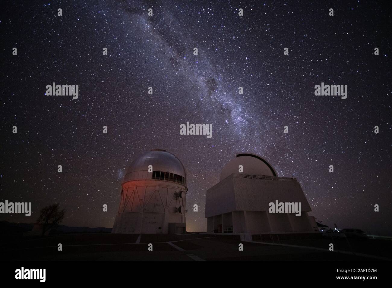 La Serena, Chile. 12 Dez, 2019. Die Milchstraße steigt über den Cerro Tololo Observatorium in der Nähe von La Serena, Chile am Montag, 1. Juli 2019. Das Observatorium wird betrieben von der Vereinigung der Universitäten für Forschung in der Astronomie (AURA). Foto von Joe Marino/UPI Quelle: UPI/Alamy leben Nachrichten Stockfoto