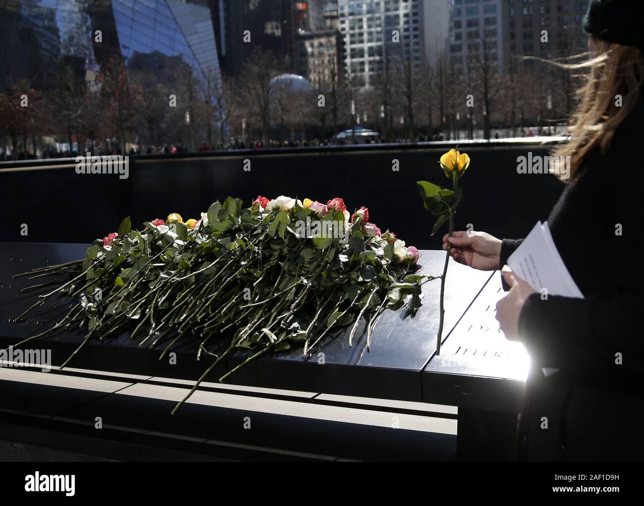 New York, Vereinigte Staaten. 12 Dez, 2019. Trauernde legen Blumen an der reflektierenden Pools bei der jährlichen Gedenkveranstaltung an der Nationalen September 11 Memorial and Museum der 26. Jahrestag der 1993 World Trade Center Bombing, dass sechs und verletzte über 1.000 am 26 Februar, 2019 getötet zu gedenken, die in New York City. Als Teil der Zeremonie, die Hinterbliebenen der Opfer laut ihre Namen und Ort Rosen an ihre Namen auf dem Denkmal. Foto von John angelillo/UPI Quelle: UPI/Alamy leben Nachrichten Stockfoto