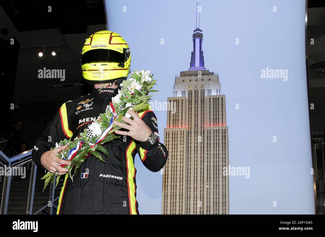 New York, Vereinigte Staaten. 12 Dez, 2019. Simon Pagenaud, Sieger des 103. Läuft der 500 Meilen von Indianapolis und der Treiber der #22 Menards Team Penske Chevrolet, besuche das Empire State Building in New York City am 28. Mai 2019, nach seinem Sieg in der historischen Altstadt Sonntag Rennen. Foto von John angelillo/UPI Quelle: UPI/Alamy leben Nachrichten Stockfoto