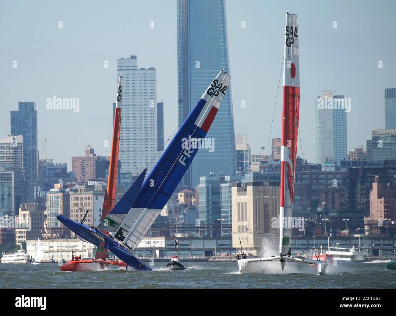 New York, Vereinigte Staaten. 12 Dez, 2019. Team Frankreich fast Kentert an Tag eins der New York SailGP am 21 Juni, 2019, in New York City. New York SailGP findet am Freitag, den 21., und Samstag, 22. Juni, als sechs nationalen Teams der besten Segler der Welt kämpfen auf den Hudson River. Foto von John angelillo/UPI Quelle: UPI/Alamy leben Nachrichten Stockfoto