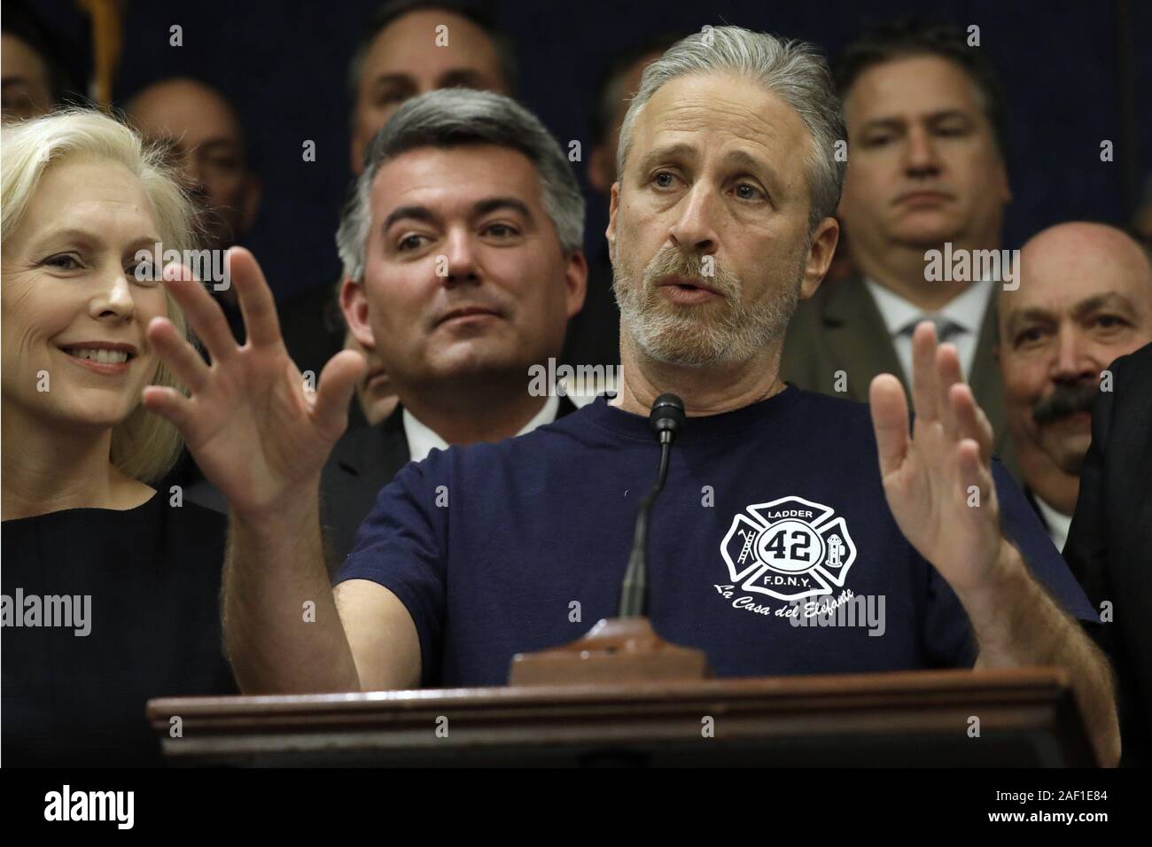 Washington, United States. 12 Dez, 2019. Jon Stewart, der ehemalige Wirt von Comedy Central's "Daily Show", spricht während einer Pressekonferenz in Unterstützung der unbefristeten Zulassung des 11. September Fonds zur Entschädigung der Opfer Handeln auf dem Capitol Hill in Washington am 25. Februar 2019. 2020 Präsidentschaftskandidat Senator Kirsten Gillibrand (D-NY) ist neben dem Schauspieler/Schauspieler. Foto von Yuri Gripas/UPI Quelle: UPI/Alamy leben Nachrichten Stockfoto