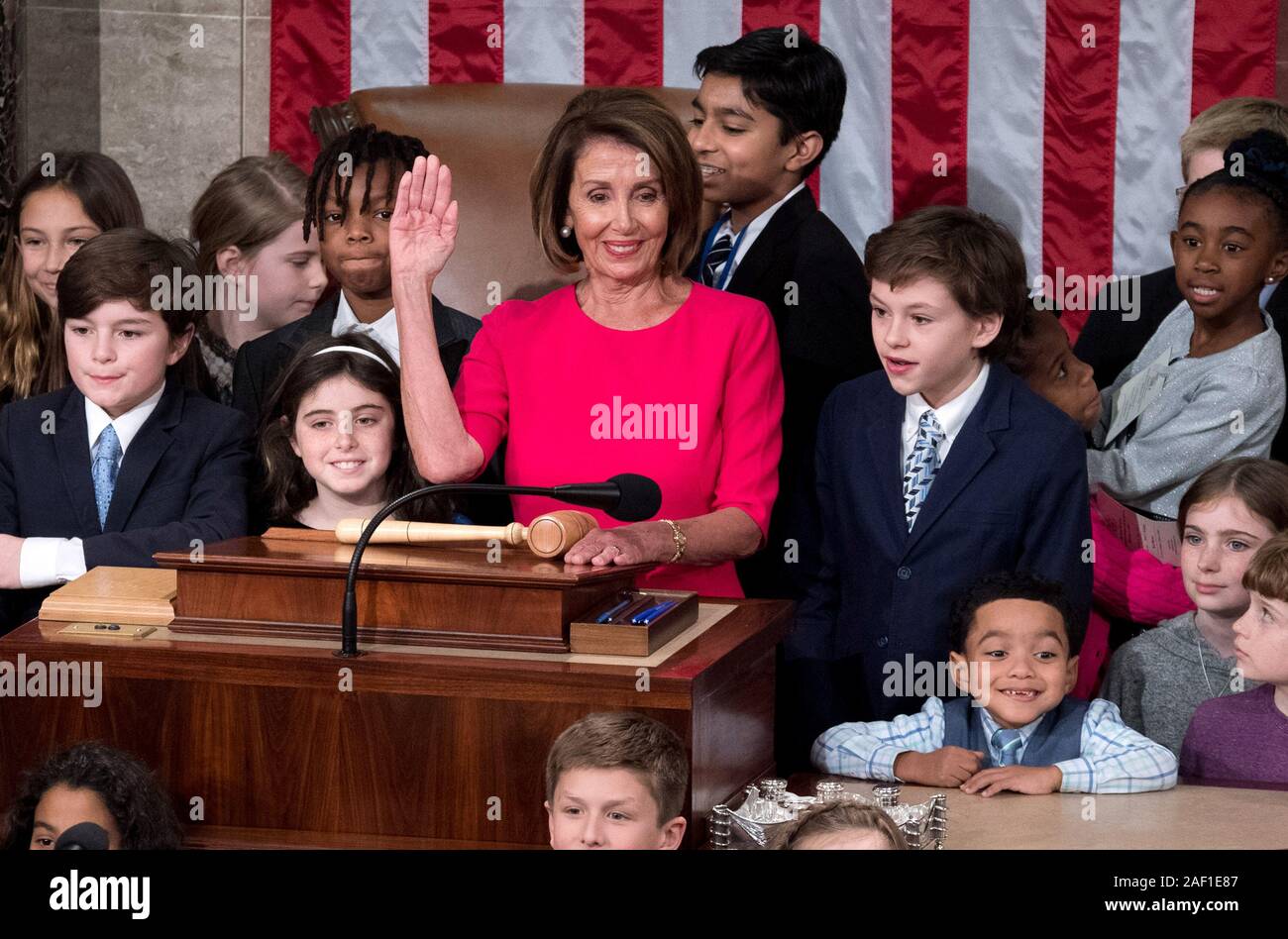 Washington, United States. 12 Dez, 2019. Sprecher des Repräsentantenhauses, Nancy Pelosi, D-CA, nimmt ihren Eid, wie sie von den Kindern bei der Eröffnung der 116. Kongress verbunden ist, auf den US-Kapitol in Washington, DC am 3. Januar 2019. Foto von Kevin Dietsch/UPI Quelle: UPI/Alamy leben Nachrichten Stockfoto