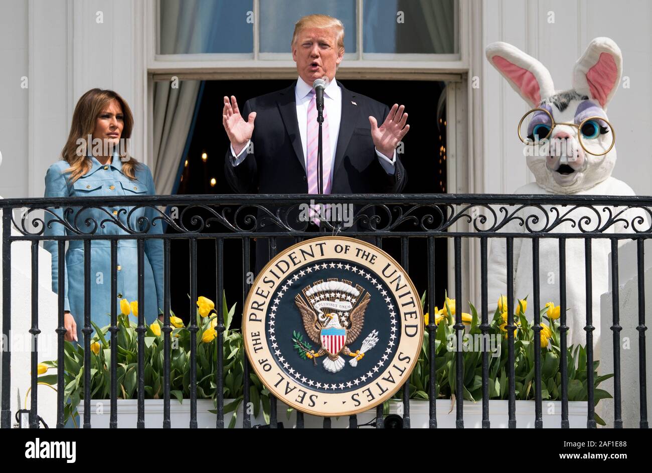 Washington, United States. 12 Dez, 2019. Präsident Donald Trump, von der ersten Dame Melania Trump und der Osterhase, liefert Erläuterungen im Weißen Haus Easter Egg Roll im Weißen Haus in Washington, DC, am 22. April 2019 begleitet. Foto von Kevin Dietsch/UPI Quelle: UPI/Alamy leben Nachrichten Stockfoto