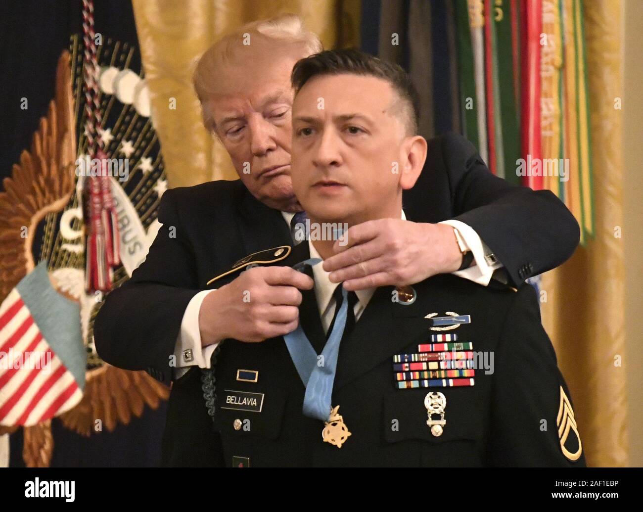 Washington, United States. 12 Dez, 2019. Präsident Donald Trump verleiht die Ehrenmedaille zum ehemaligen US-Armee SSGT David G. Bellavia, am 25. Juni 2019, im Weißen Haus in Washington, DC, Bellavia wurde für seinen heldenhaften Aktionen während einer Schlacht in Falludscha, Irak, im November 2004, während der Operation Phantom Fury geehrt. Foto von Mike Theiler/UPI Quelle: UPI/Alamy leben Nachrichten Stockfoto