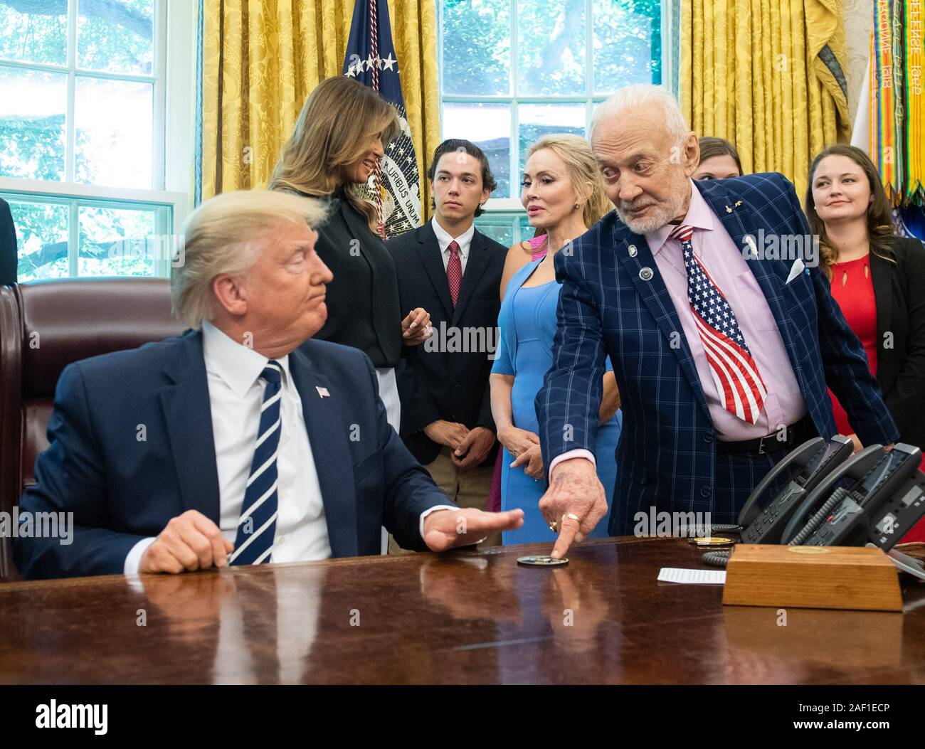 Washington, United States. 12 Dez, 2019. Präsident Donald Trump spricht mit Apollo 11 Astronaut Buzz Aldrin als trifft er sich mit Aldrin und Kollegen Apollo 11 Astronaut Michael Collins, und Familie Mitglieder der späten Neil Armstrong, im Oval Office des Weißen Hauses in Washington, DC, am 19. Juli 2019. Morgen ist der 50. Jahrestag der Einführung der Apollo 11 Mission, die ersten Menschen auf dem Mond gelandet. Foto von Kevin Dietsch/UPI Quelle: UPI/Alamy leben Nachrichten Stockfoto