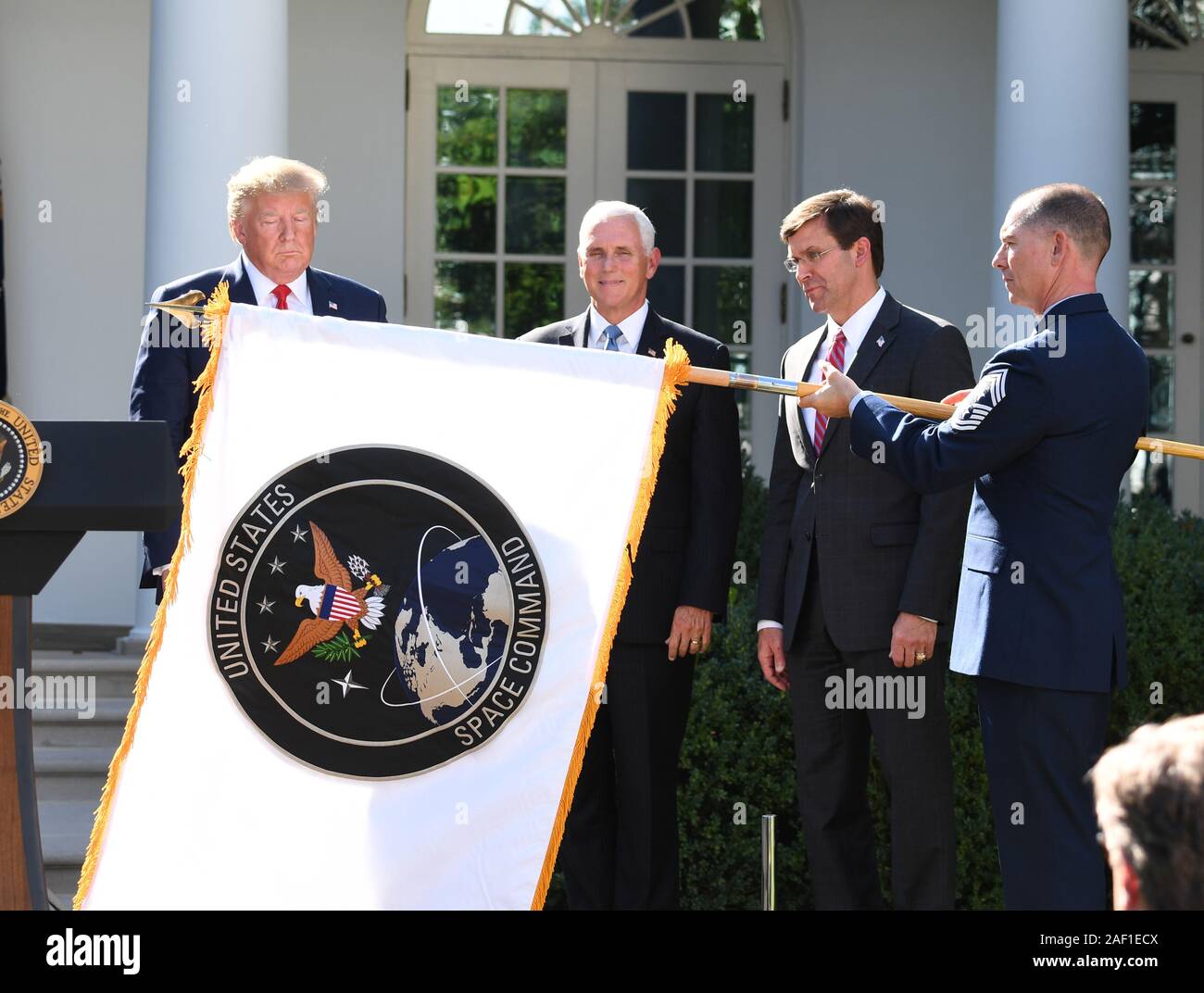 Washington, United States. 12 Dez, 2019. Präsident Donald Trump, Vice President Mike Pence, und Verteidigungsminister Mark Esper Blick auf als Flagge der United States Space Command ist im Rosengarten des Weißen Hauses in Washington, DC am Donnerstag, 29. August 2019 unfurled. Der Präsident kündigte die offizielle Space Command der Einrichtung, oder um genauer zu sein, ist es nach 2002 beseitigt worden war. Foto von Pat Benic/UPI Quelle: UPI/Alamy leben Nachrichten Stockfoto