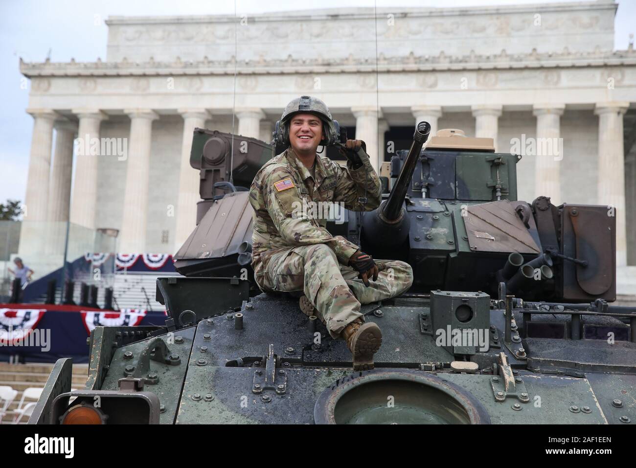 Washington, United States. 12 Dez, 2019. Ein Soldat der US-Armee reinigt ein Bradley kämpft das Fahrzeug am Lincoln Memorial vor der Präsident des Donald Trump alute nach Amerika "Independence Day Veranstaltung zu Ehren des Militärischen am Juli 4, 2019, in Washington, DC, später heute, Präsident Trumpf eine Unabhängigkeit Tag Rallye mit Marching Bands, militärische Hardware halten wird, mehrere militärische Überführungen und Feuerwerk. Foto von Kevin Dietsch/UPI Quelle: UPI/Alamy leben Nachrichten Stockfoto
