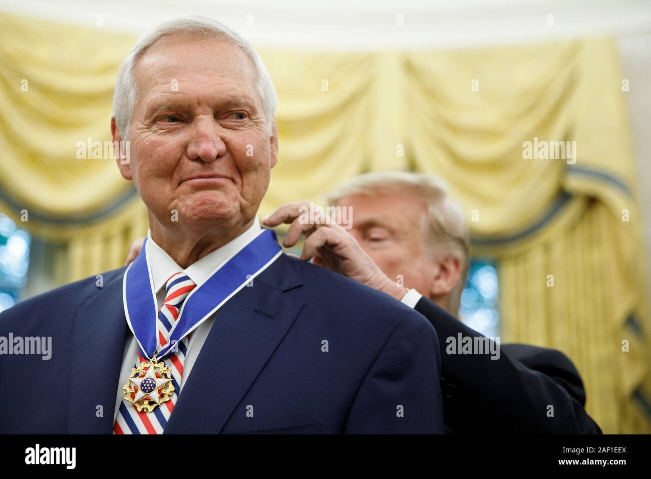 Washington, United States. 12 Dez, 2019. Präsident Donald Trump präsentiert die Presidential Medal of Freedom zu NBA Hall of Fame Mitglied Jerry West während einer Zeremonie im Inneren des Oval Office am 5. September 2019, im Weißen Haus in Washington. West, 81, graduierte von der West Virginia Universität und spielte 14 Jahreszeiten mit den Los Angeles Lakers. Pool Foto von Tom Brenner/UPI Quelle: UPI/Alamy leben Nachrichten Stockfoto