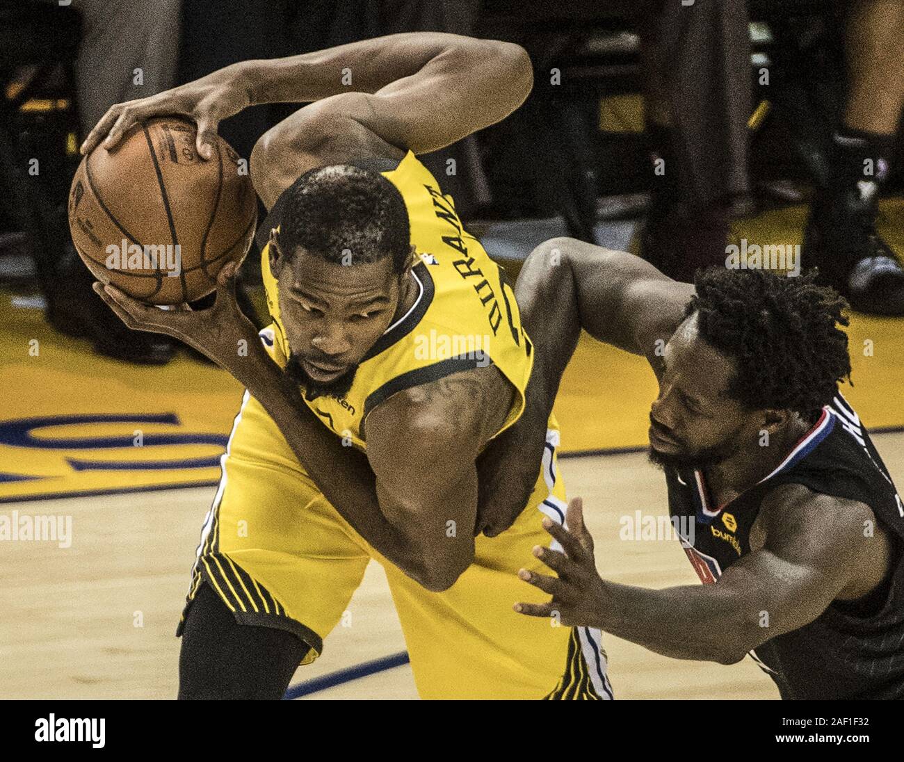 Oakland, USA. 12 Dez, 2019. Golden State Warriors forward Kevin Durant (35) hält den Ball vom LA Clippers guard Patrick Beverley (R) in der zweiten Hälfte des Spiel zwei der NBA Endspiele in der Oracle Arena in Oakland, Kalifornien, am 15. April 2019. Die Scherer schockiert die Krieger mit einem 31 Punkt Comeback zu gewinnen, 135-131. Foto von Terry Schmitt/UPI Quelle: UPI/Alamy leben Nachrichten Stockfoto