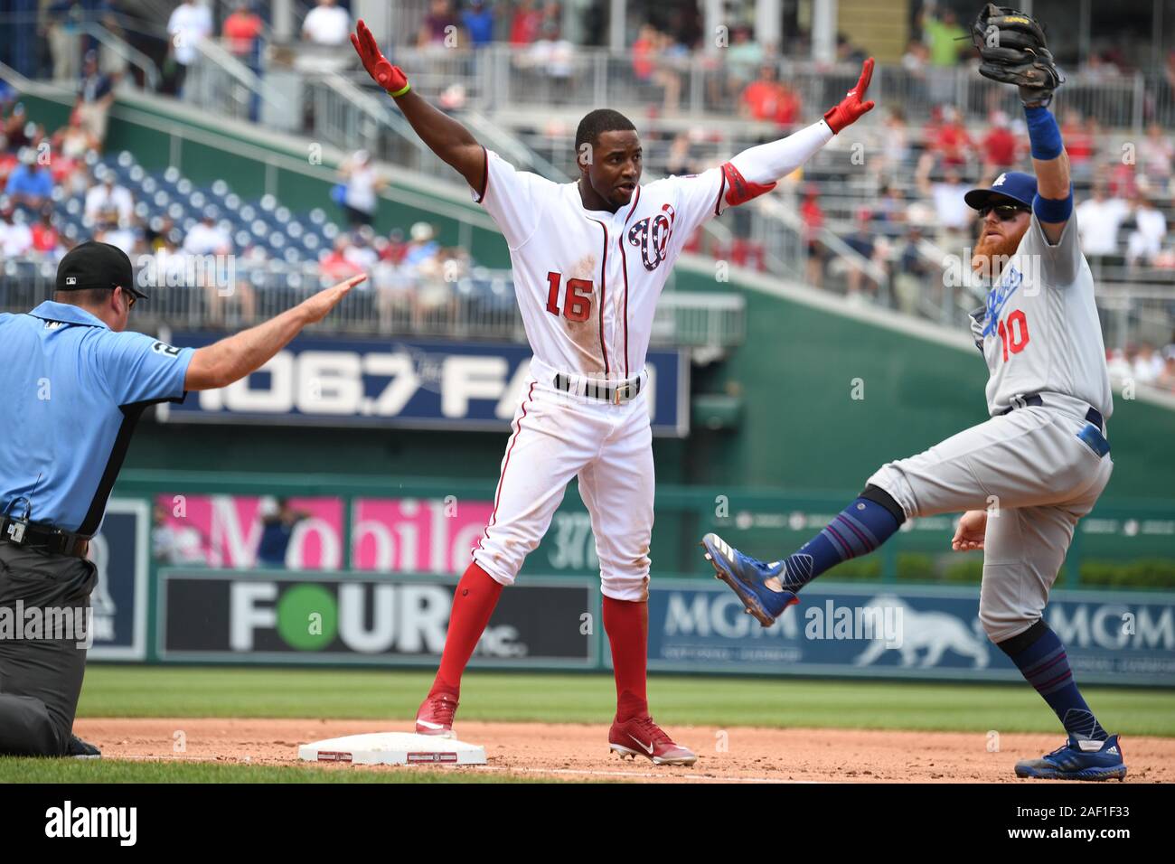 Washington, United States. 12 Dez, 2019. Washington Nationals Victor Robles Folien in sicher an der dritten Base vorbei an dem Tag von Los Angeles Dodgers Third Baseman Justin Turner im fünften Inning des Spiels an den Angehörigen Park in Washington, DC, am Sonntag, 28. Juli 2019. Tätigen eines Anrufs ist Schiedsrichter Dan Belino (L). Foto von Pat Benic/UPI Quelle: UPI/Alamy leben Nachrichten Stockfoto
