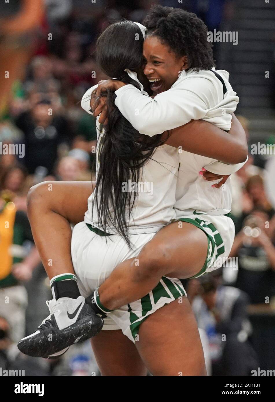 Tampa, USA. 12 Dez, 2019. Mitglieder der Baylor Lady Bären feiern nach dem Sieg über die Oregon Ducks 72-67 während der halbfinalespiel der 2019 der NCAA Frauen Basketball Turnier am Amalie Arena in Tampa, Florida am 5. April 2019. Foto von Kevin Dietsch/UPI Quelle: UPI/Alamy leben Nachrichten Stockfoto