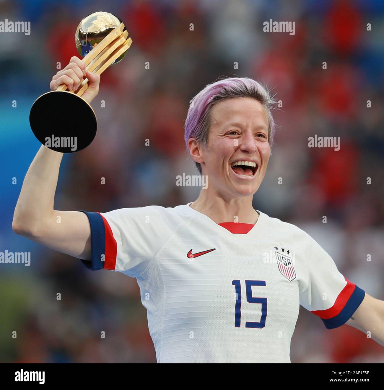 Lyon, Frankreich. 12 Dez, 2019. Megan Rapinoe von Team USA hält den Goldenen Ball Trophäe, nachdem er die FIFA Frauen-WM Finale zwischen den USA und den Niederlanden im Stade de Lyon in Lyon, Frankreich, am 7. Juli 2019. Team USA besiegt die Niederlande durch die Kerbe von 2-0 seine vierte Wm Titel zu erfassen. Foto von David Silpa/UPI Quelle: UPI/Alamy leben Nachrichten Stockfoto