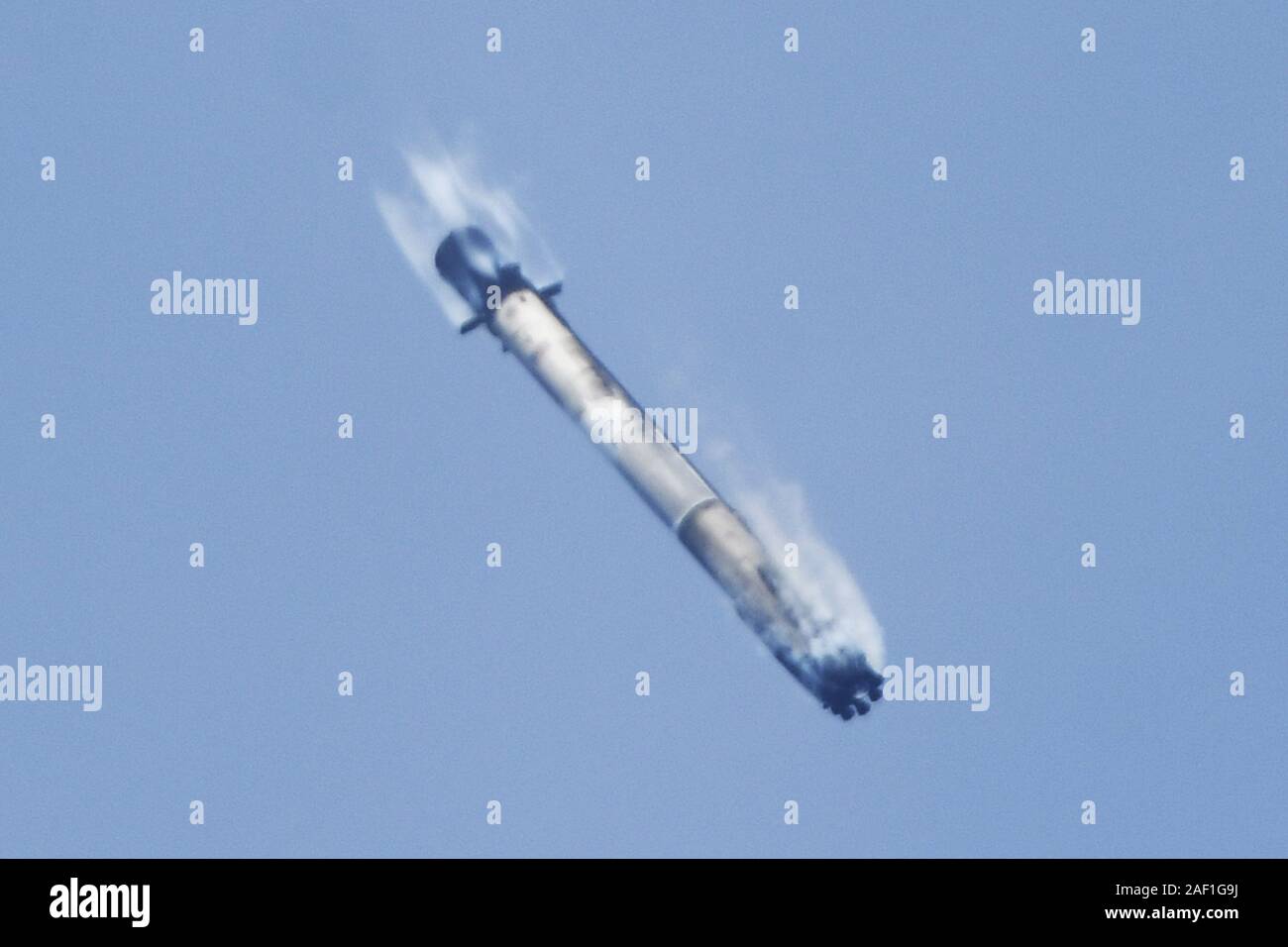 Die SpaceX Falcon 9 Rakete zurück zu Landezone 1 nach Ihrer ein Drache Raumsonde starten von Komplexen 40 um 6:01 Uhr an einem Auftrag über 5000 Pfund von Lieferungen und Experimente auf der Internationalen Raumstation von der Cape Canaveral Air Force Station am Donnerstag, 25. Juli 2019 liefern. Foto von Joe Marino-Bill Cantrell/UPI Quelle: UPI/Alamy leben Nachrichten Stockfoto