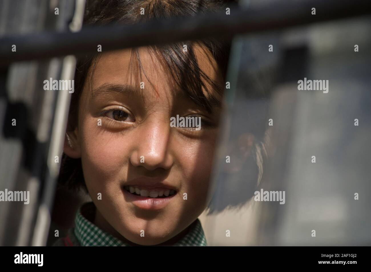 LEH, Jammu und Kashmir, Indien - 26. Juli 2011: Süßes Mädchen aus LEH im Bus kommt nach der Klasse zurück, lächelt :) Stockfoto