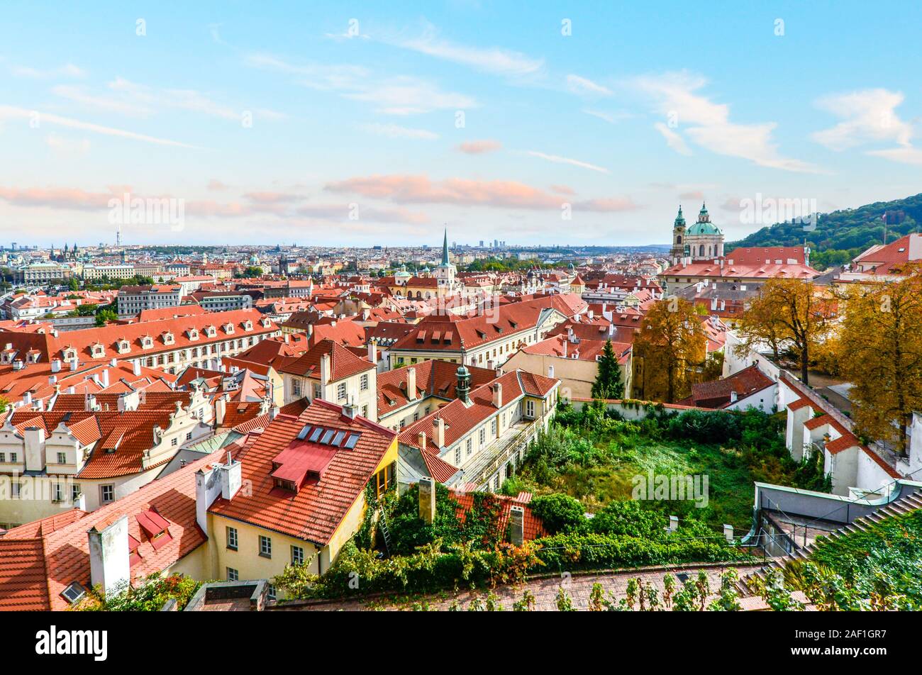 Blick auf Prag Stadtzentrum, Teile der Altstadt, die Moldau und die roten Dächer von Prager Burg Komplex Stockfoto