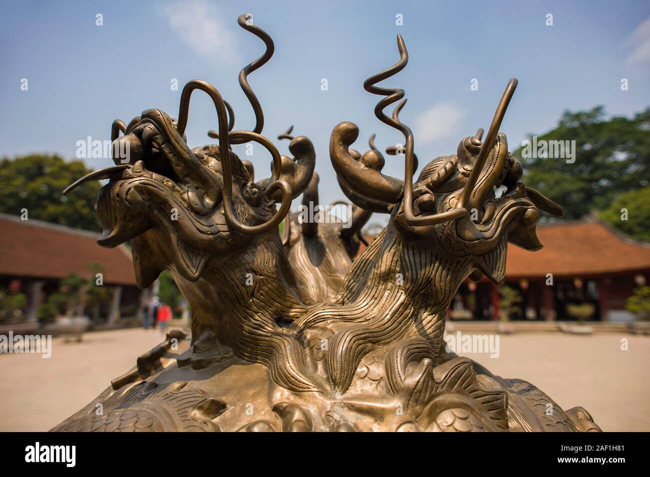 Hanoi, Vietnam - 31. März 2011: Skulpturen des goldenen Drachens im Innenhof des Bach-Ma-Tempels Stockfoto