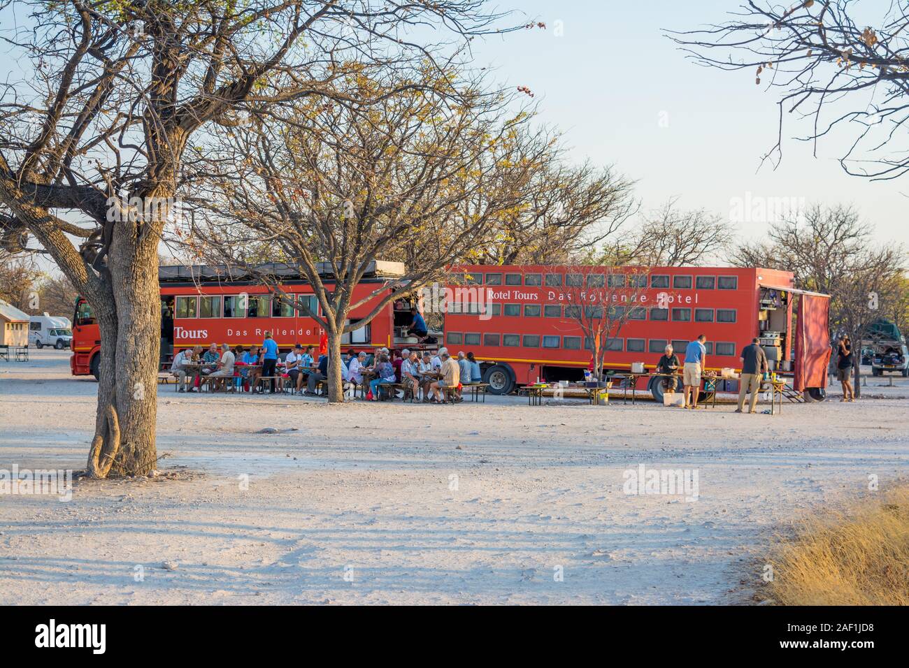 Rollenden hotel, Big camper Truck in Halali Campingplatz, Touristen in Frühstück, Etosha National Park, Namibia Stockfoto