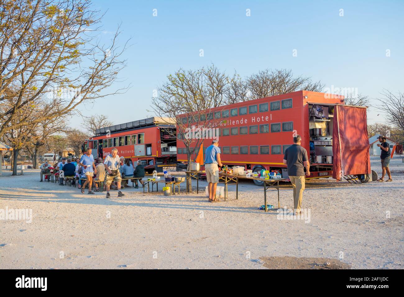 Rollenden hotel, Big camper Truck in Halali Campingplatz, Touristen in Frühstück, Etosha National Park, Namibia Stockfoto