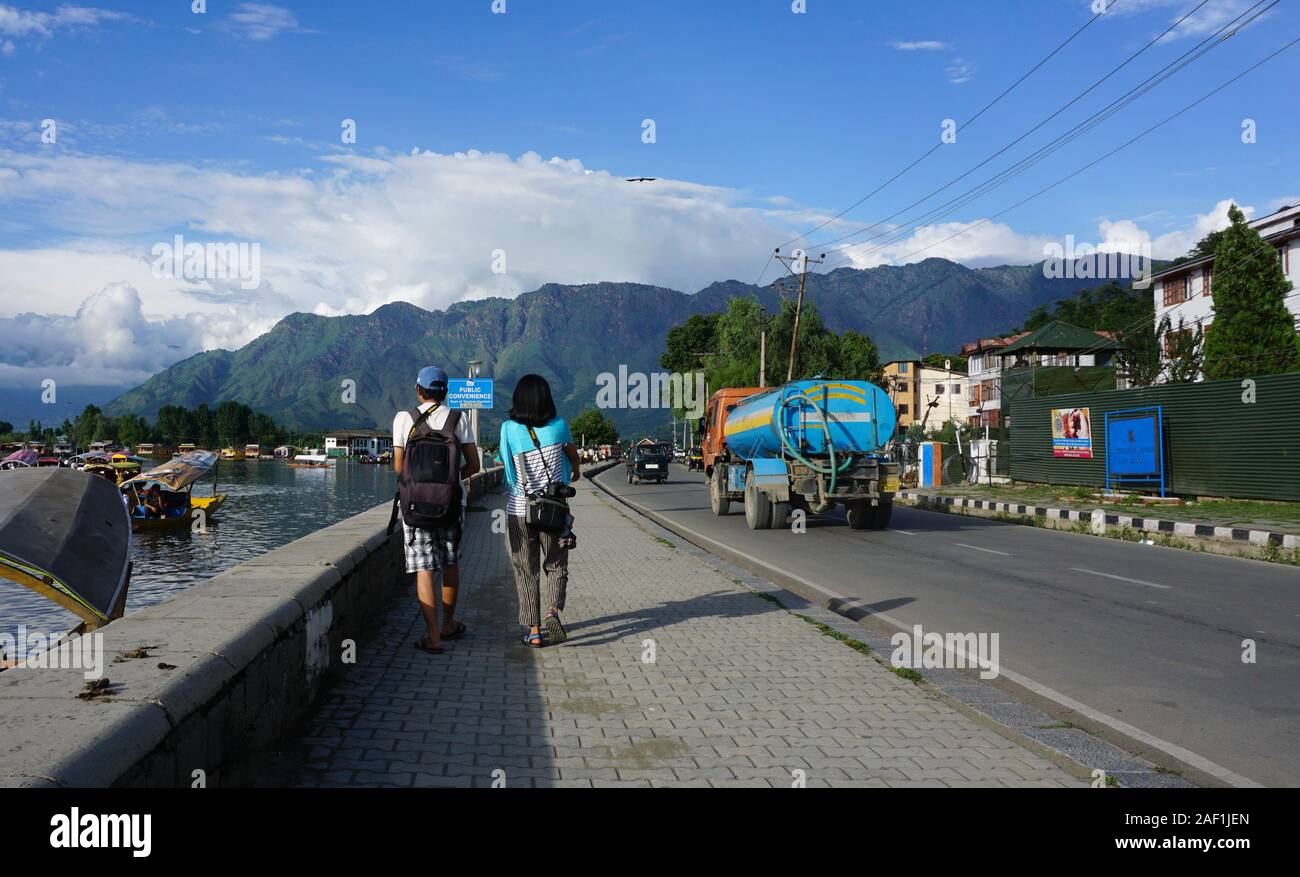 Srinagar, Indien - May 23, 2015. Touristen zu Fuß auf der Straße in Srinagar, Indien. Srinagar, die Hauptstadt von Jammu und Kaschmir, ist so schön wie es Stockfoto