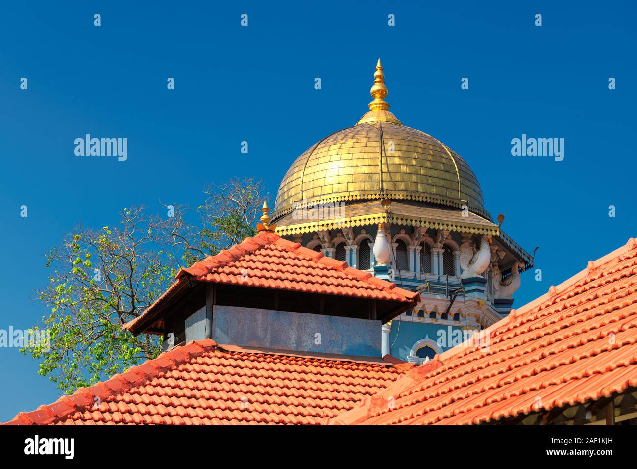 Goldenen Kuppel von hinduistischen Tempel in Goa, Indien. Stockfoto