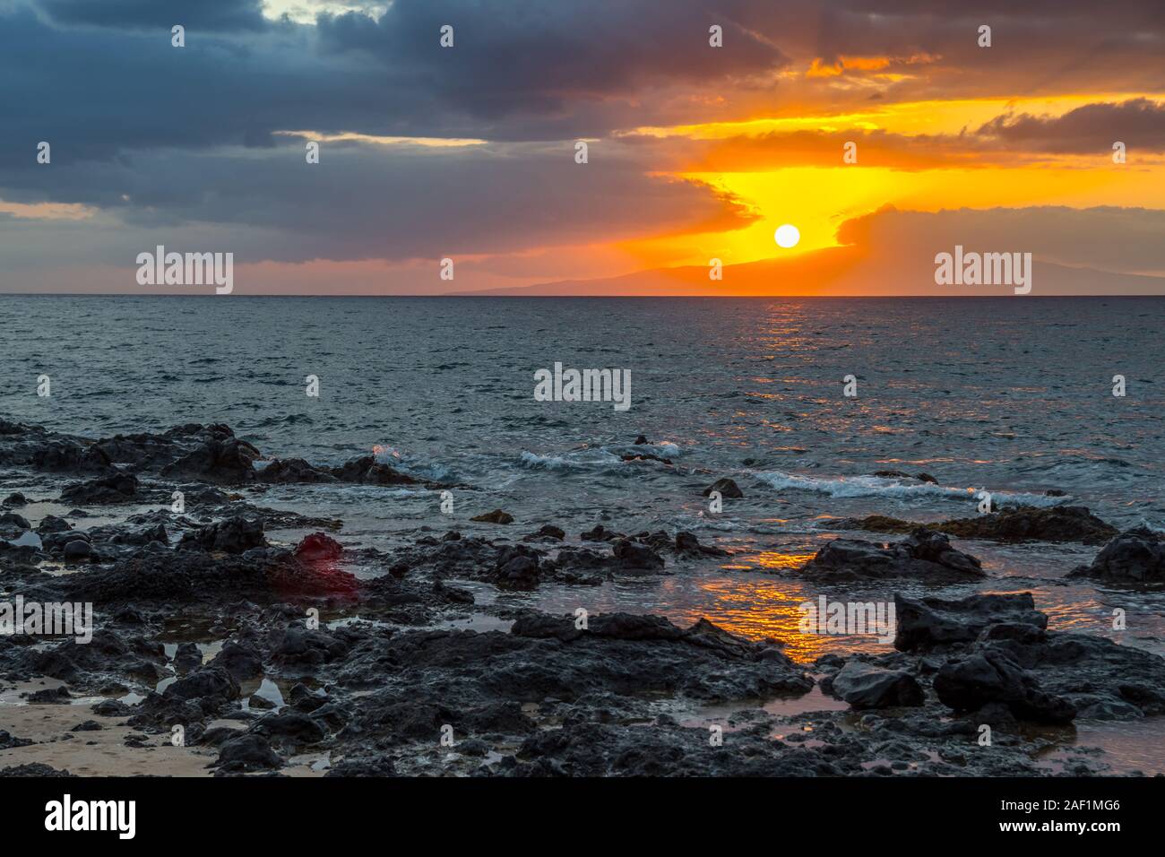 Romantische Meer Sonnenuntergang über einem bunten cloudscape in der Dämmerung am Strand Stockfoto