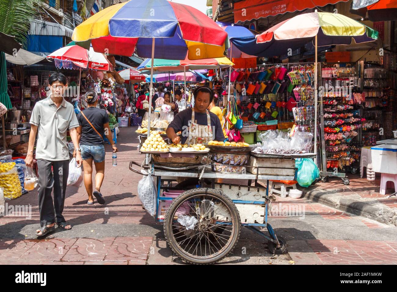 Bangkok, Thailand - 26. Oktober 2013: Straßenhändler in Chinatown. Dies ist der älteste Teil der Stadt/ Stockfoto