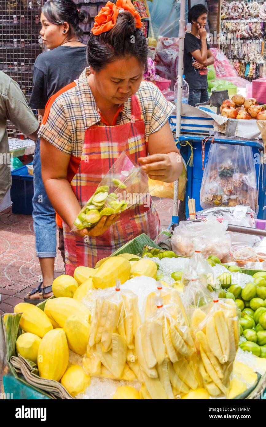 Bangkok, Thailand - 26. Oktober 2013: Frau Vorbereitung Früchte für den Verkauf in Chinatown. Dies ist der älteste Teil der Stadt Stockfoto