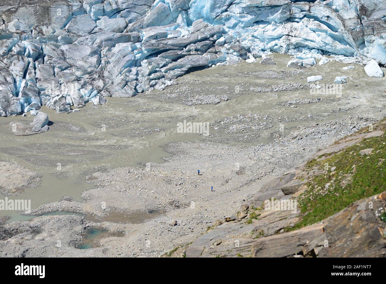 Luftaufnahme von Menschen zu Fuß auf der Pasterze Glacier zwischen Schmelzen wasser Seen und Eis. Stockfoto