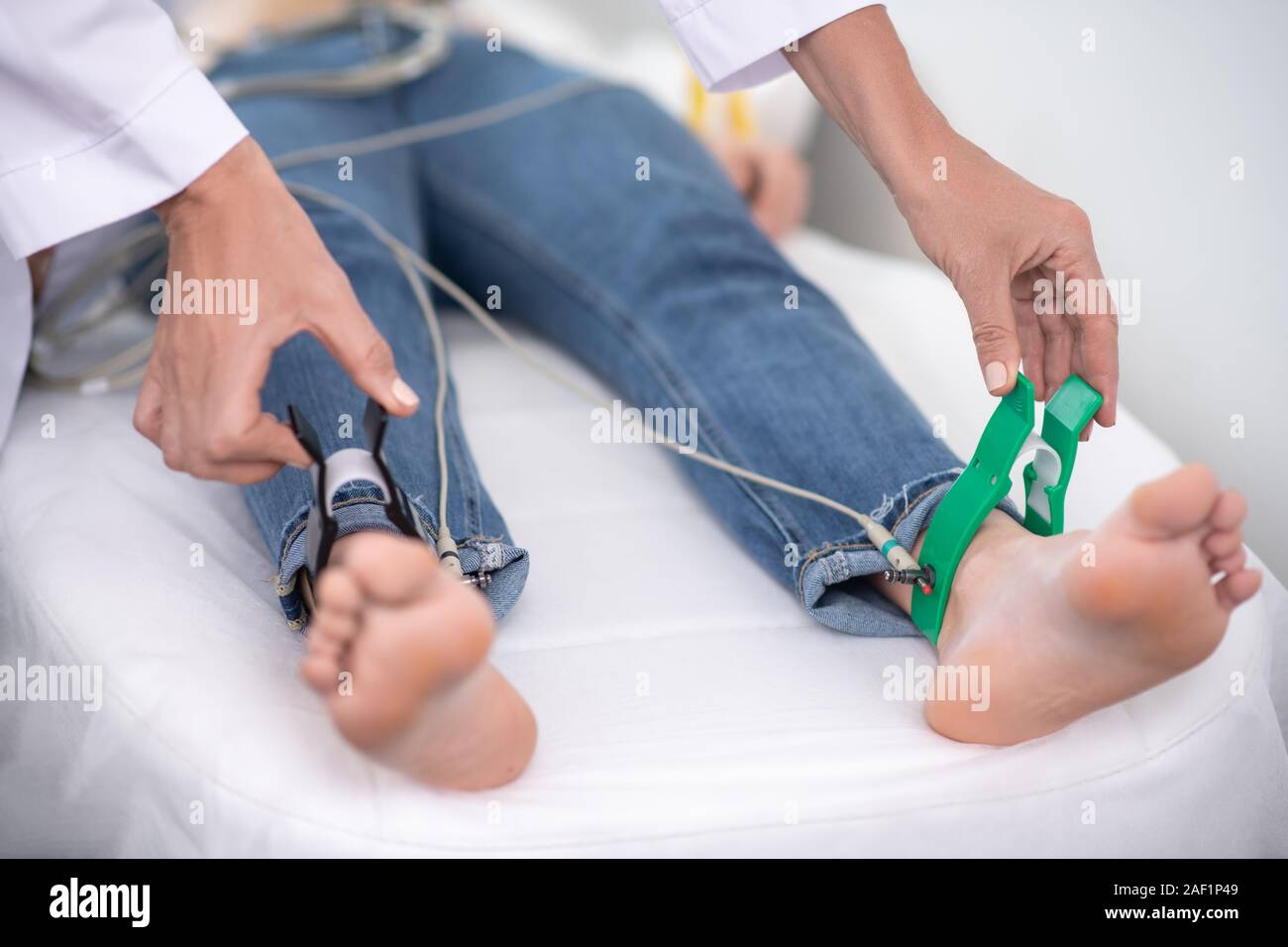 Arzt im weißen Gewand zur Festsetzung Ausrüstung für EKG Stockfoto