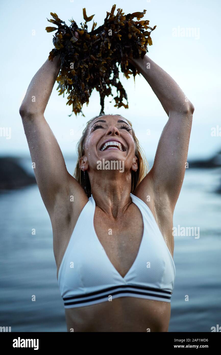 Gerne Frau mit Algen Stockfoto