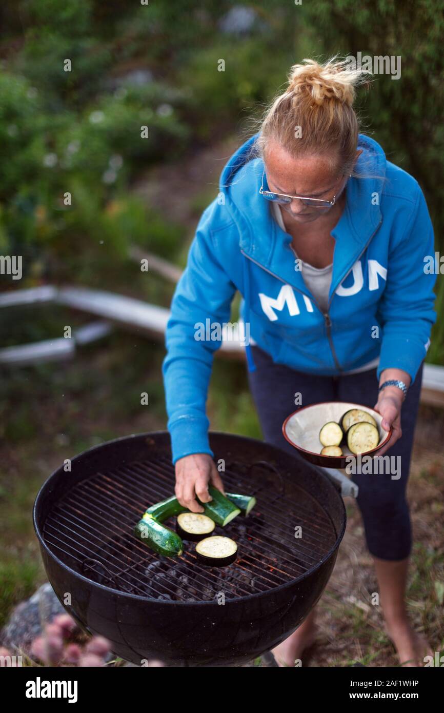 Frau mit Grill Stockfoto