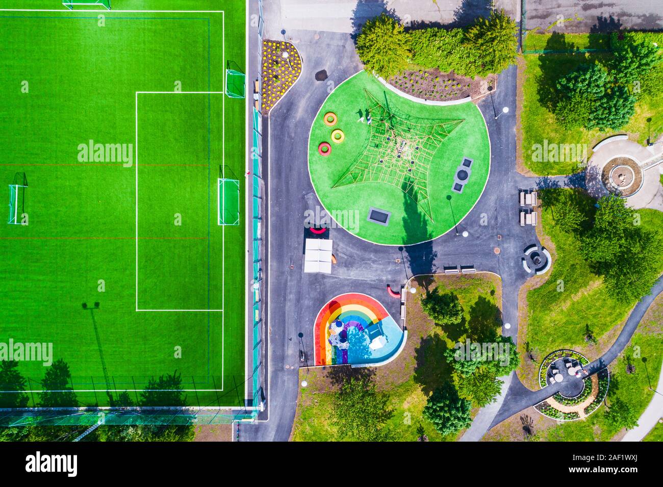 Luftaufnahme von Spielplatz und Fußballplatz Stockfoto
