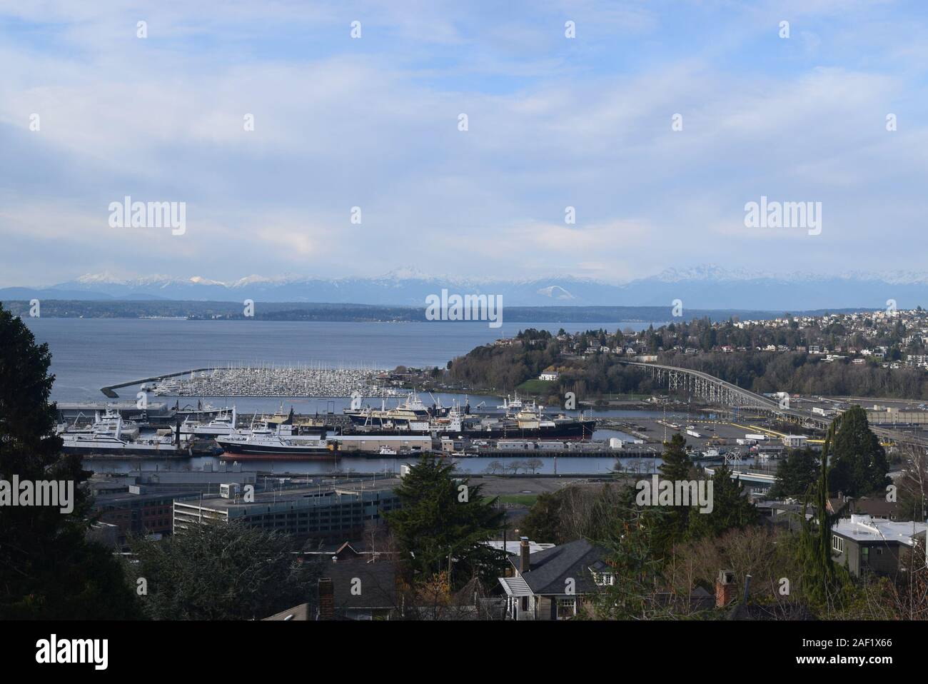 Blick auf die Olympic Mountains von Kerry Park im Queen Anne Nachbarschaft von Seattle. Elliot Bay trennt die Stadt von der Olympic Peninsula. Stockfoto