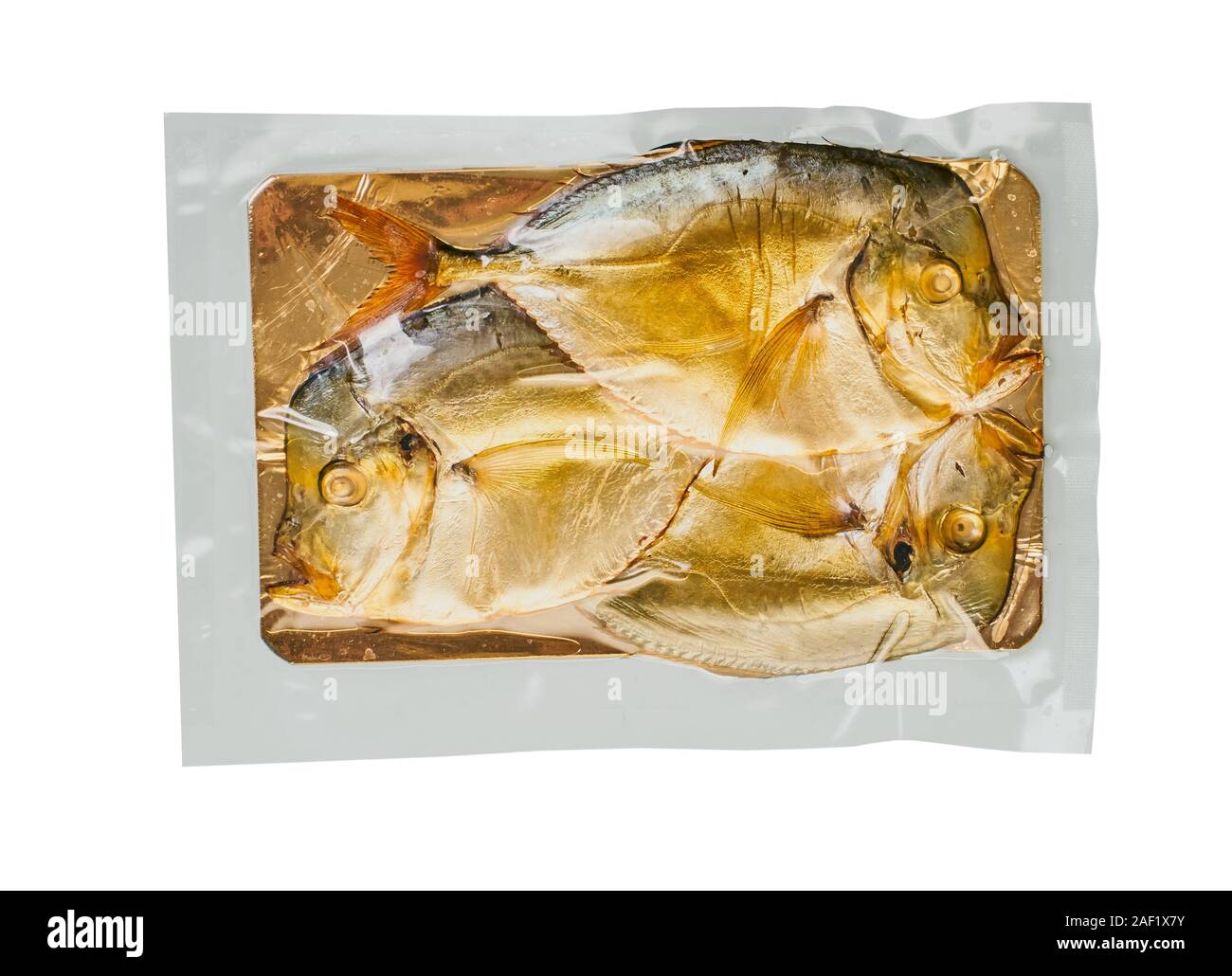 Geräucherter Fisch in der Verpackung auf weißem Hintergrund isoliert Stockfoto