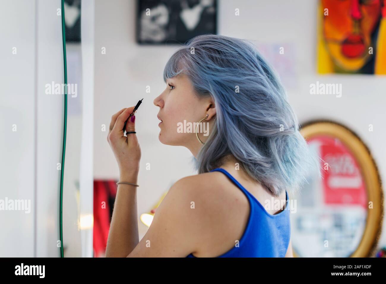 Junge Frau Make-up zu tun Stockfoto